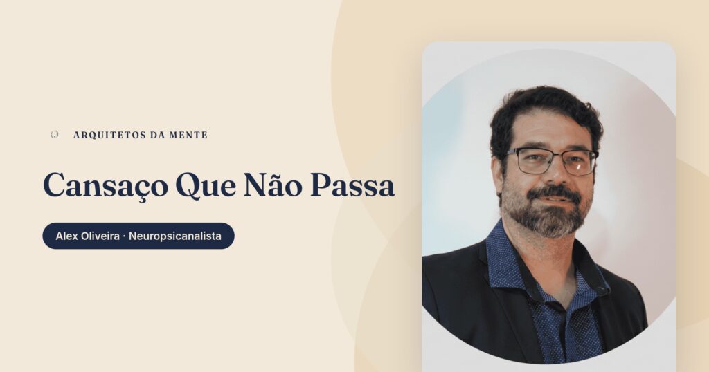 pessoa exausta sentada na cama ilustrando cansaço excessivo que não melhora com sono