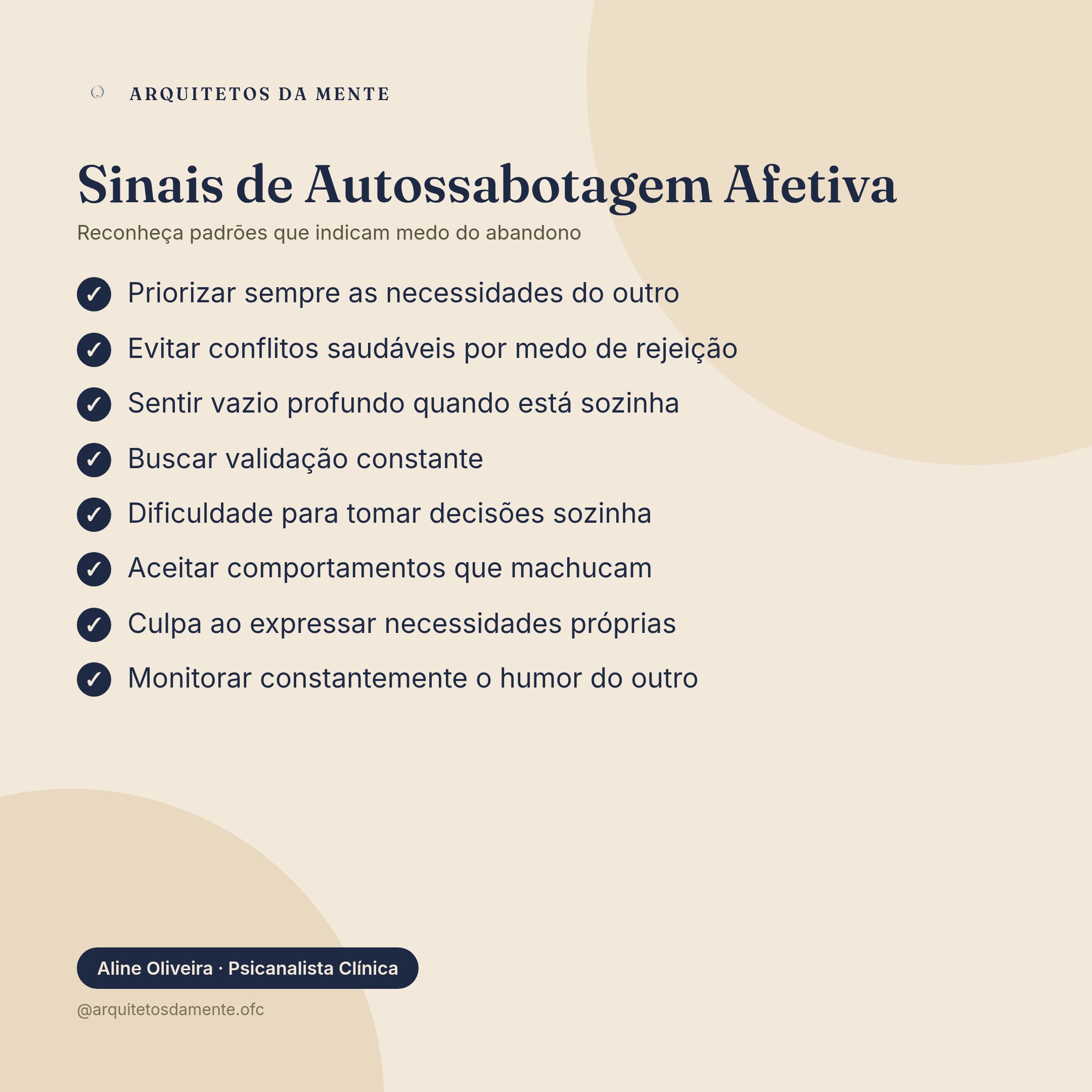 Mulher escrevendo em diário para trabalhar o medo de ficar sozinha